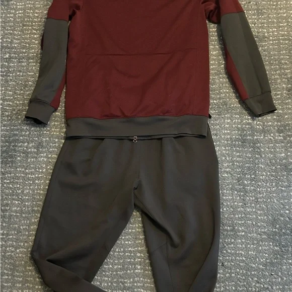 Nike tracksuit in Minnesota vollyball on field player issued gear